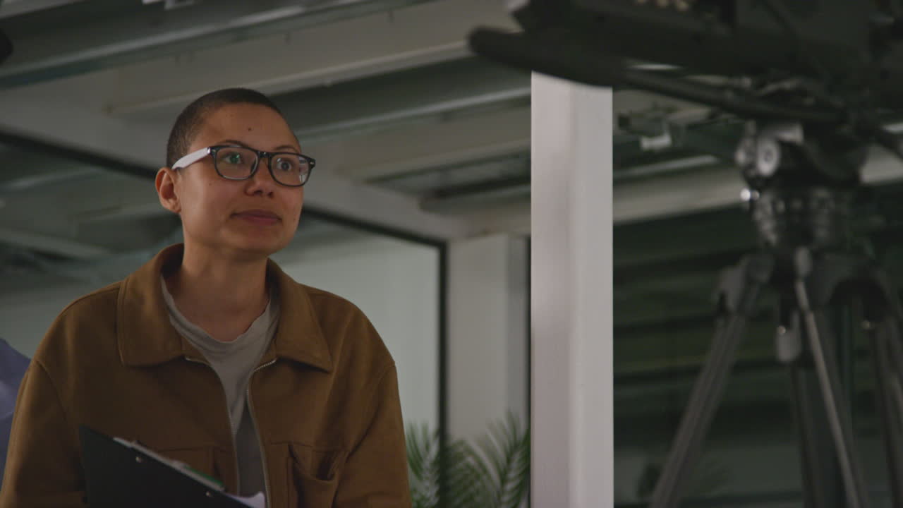 여성 영화 제작자가 영화 세트에서 장면을 연출합니다.