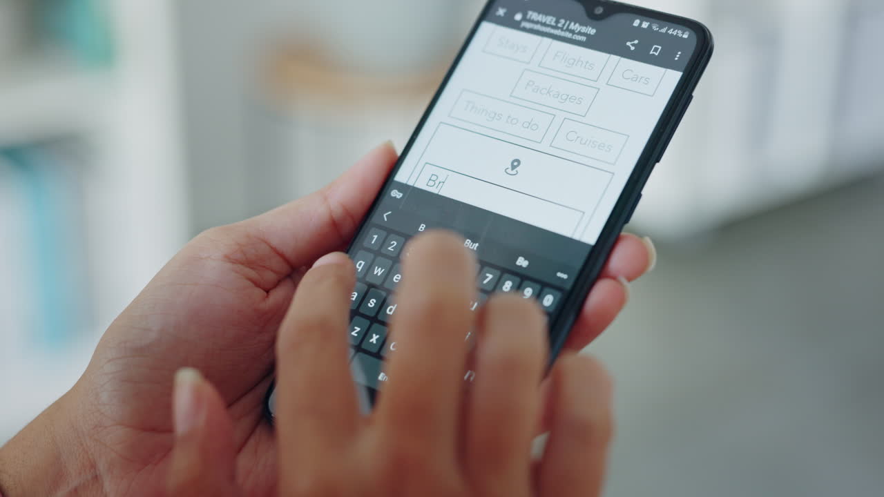 teléfono de viaje, manos del sitio web