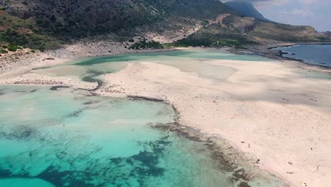 Luftdrohne-Von-Balos-Strand-Und-Lagune-Mit-Türkisfarbenem-Klarem-Meer-Und-Reinem-Weißem-Sand