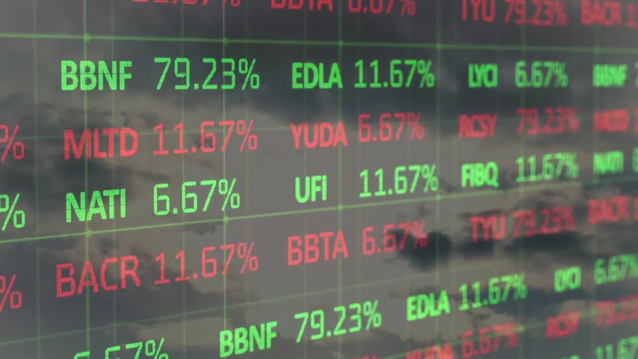 Video composito di elaborazione dati del mercato azionario su nuvole nel cielo blu