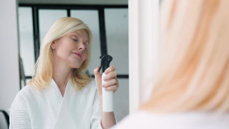 mujer mirándose en el espejo
