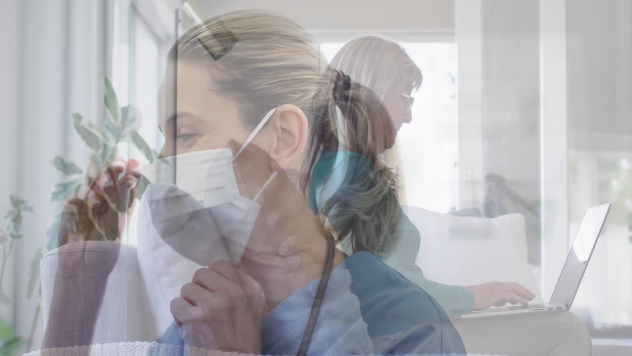 노인 여성이 노트북을 사용하고 간호사가 얼굴 마스크를 쓰고 있는 애니메이션