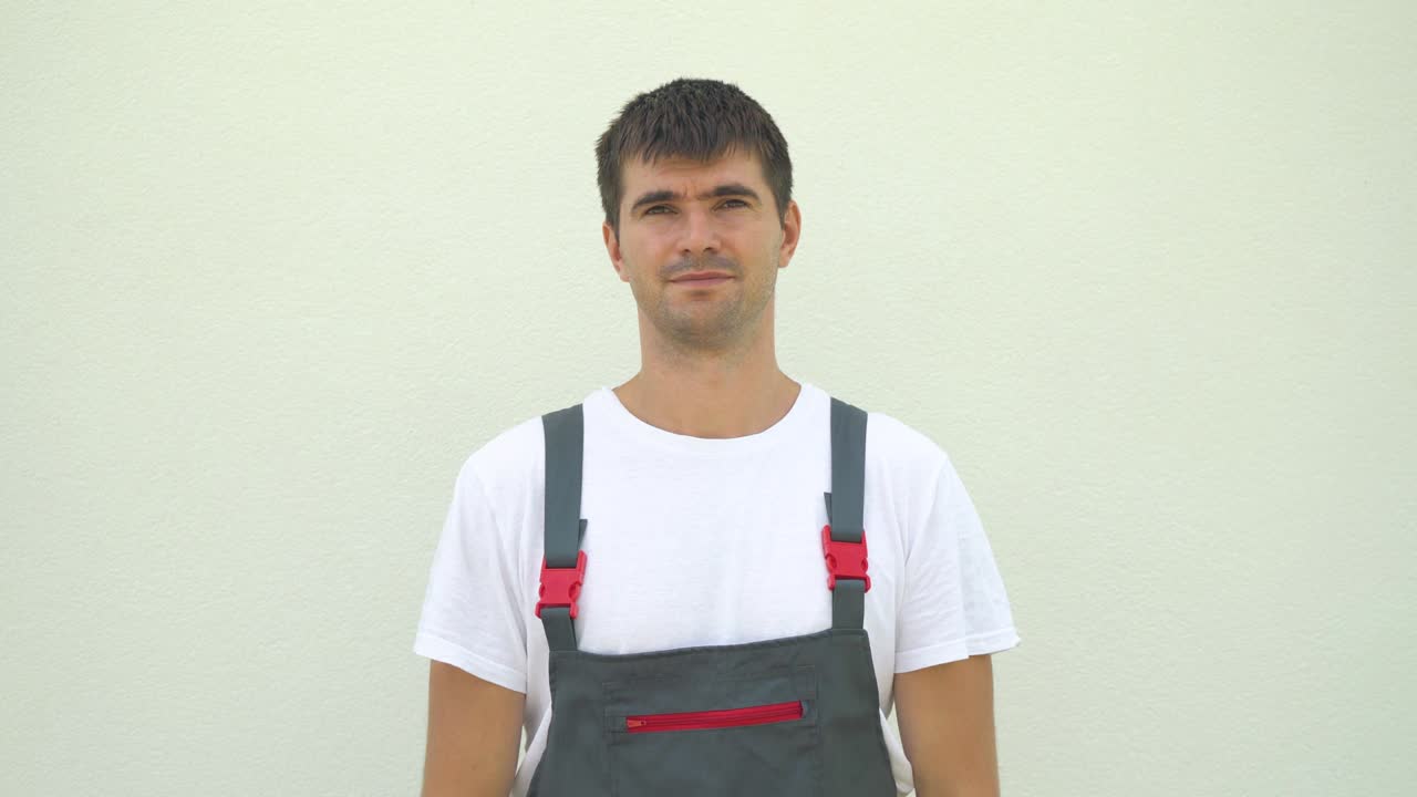 자유 공간과 복사 공간을 가진 카메라를 고립 된 카우카스 산업 노동자 초상화