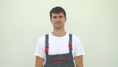 retrato trabajador industrial caucásico aislado mirando a la cámara con espacio libre y espacio de copia