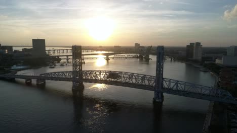 Imágenes-De-Drones-Del-Puente-Principal-En-Jacksonville,-Florida,-Al-Atardecer