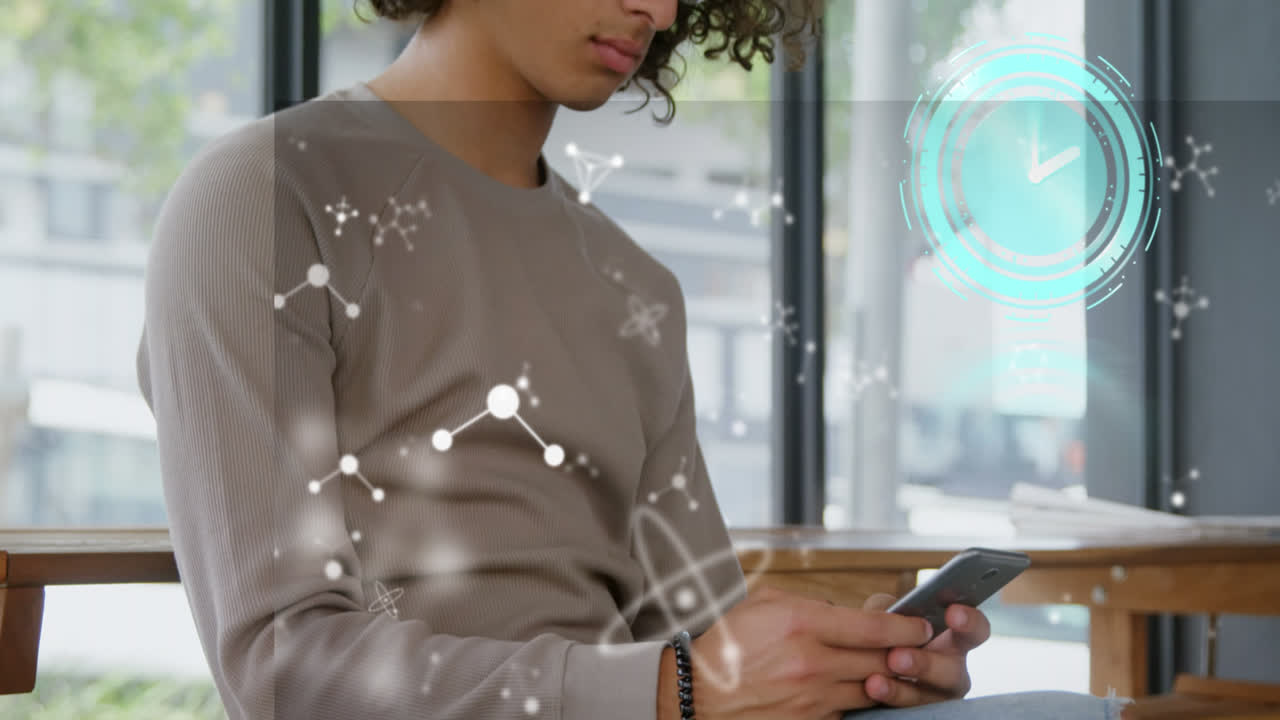 animación de relojes en movimiento y formas sobre empresario biracial usando teléfono inteligente