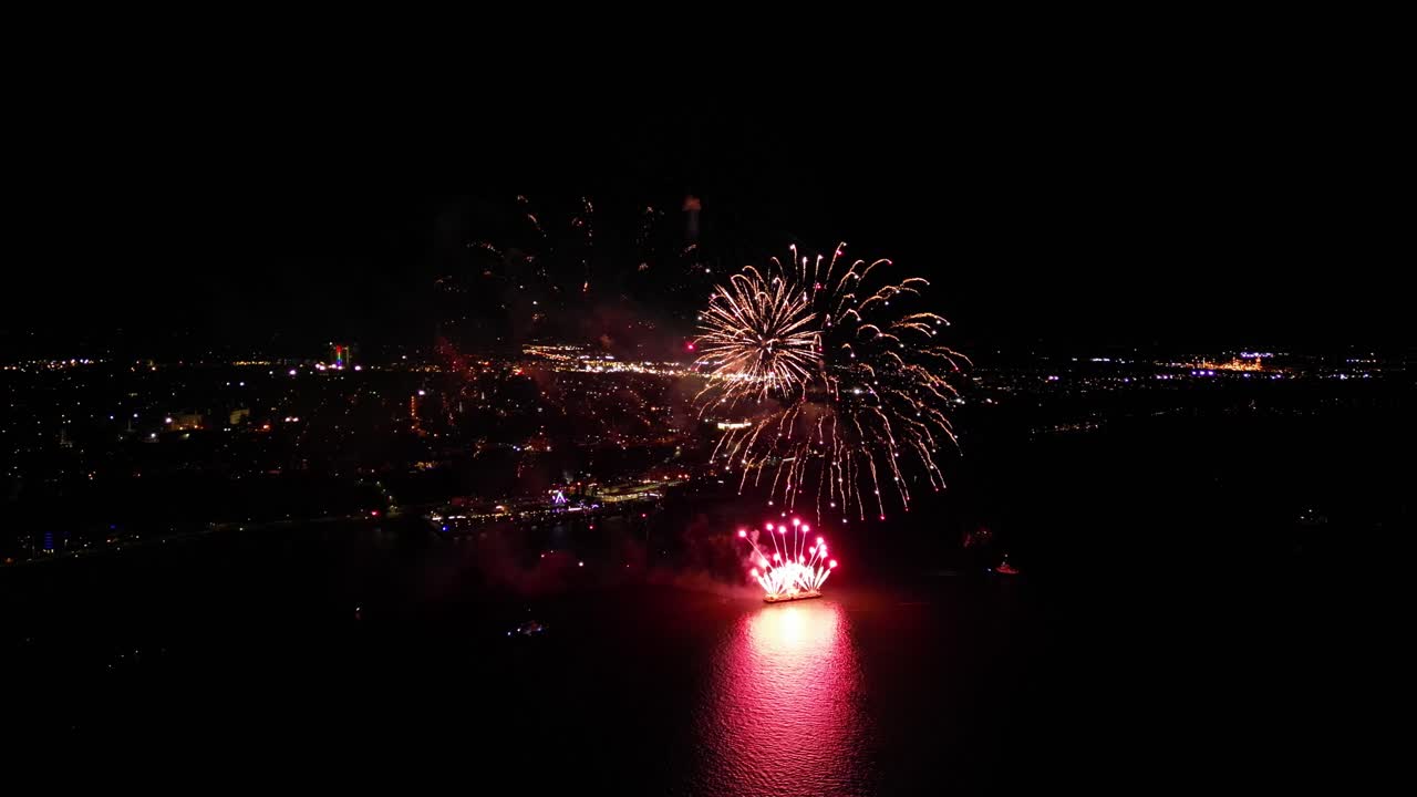 fuegos artificiales en la noche sobre un río, quebec, canadá, pan a la derecha