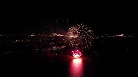 Fuegos-Artificiales-En-La-Noche-Sobre-Un-Río,-Quebec,-Canadá,-Pan-A-La-Derecha