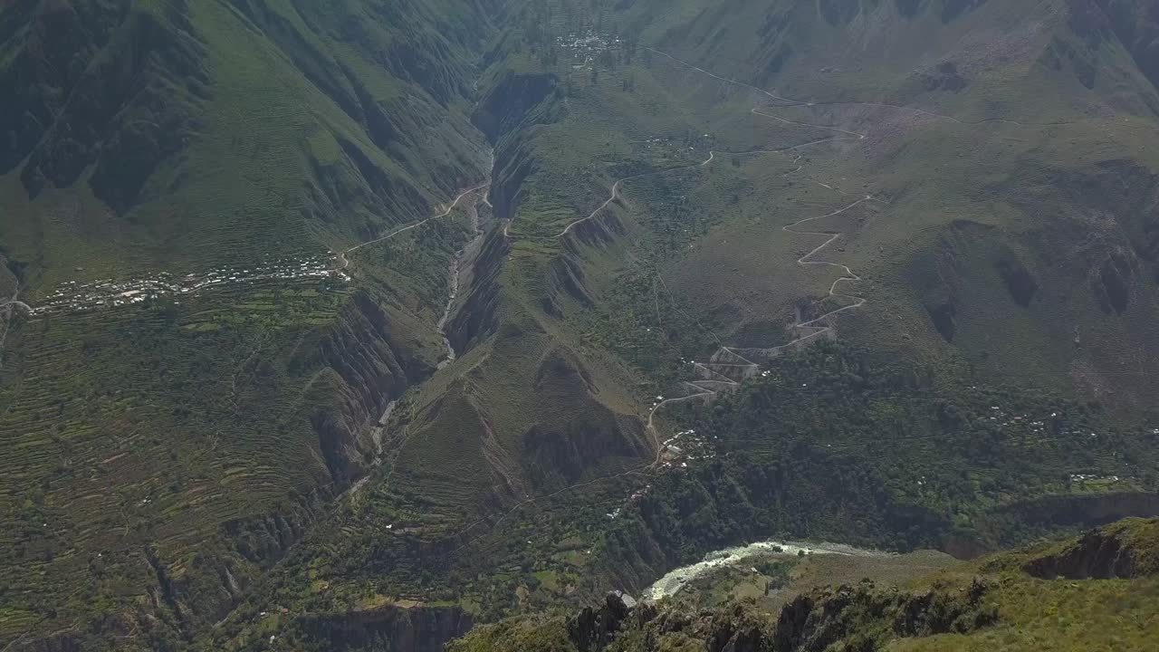 toma aérea del cañón del colca 4k