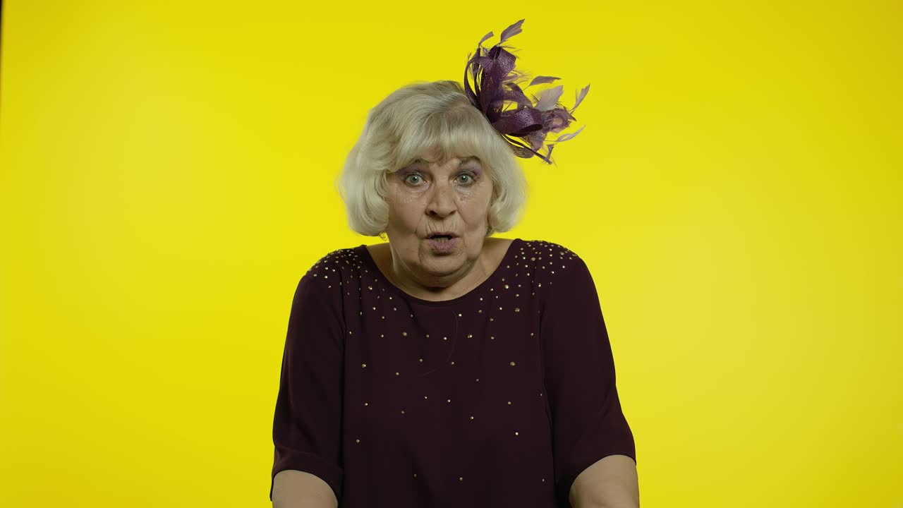 Anziana signora irritata che alza le mani, chiedendo indignata il motivo del fallimento, chiedendo cosa, perché.