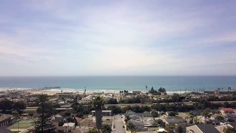 Vuelo-Sobre-Un-Acantilado-Zona-Residencial-Directamente-En-La-Costa-Suave-Vista-Aérea-Vuelo-Volar-Hacia-Adelante-Imágenes-De-Drones-Pismo-Beach-California-2018-Cinemático-Desde-Arriba-Guía-Turística-Por-Philipp-Marnitz