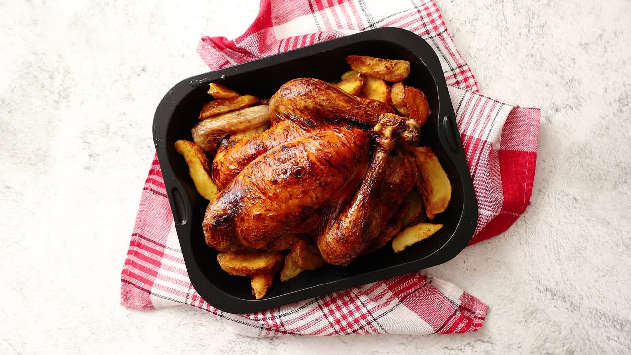 pollo o pavo asado con patatas en molde de acero negro