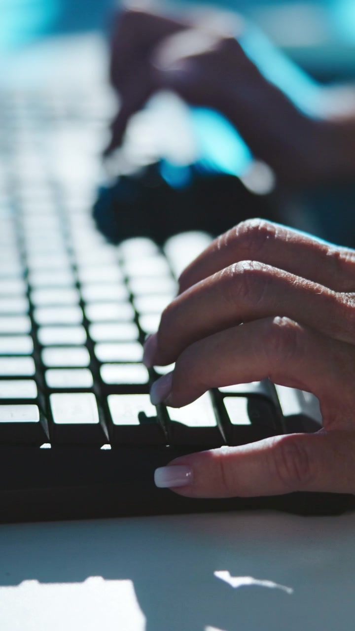 Primo piano di una donna che digita sulla tastiera del computer