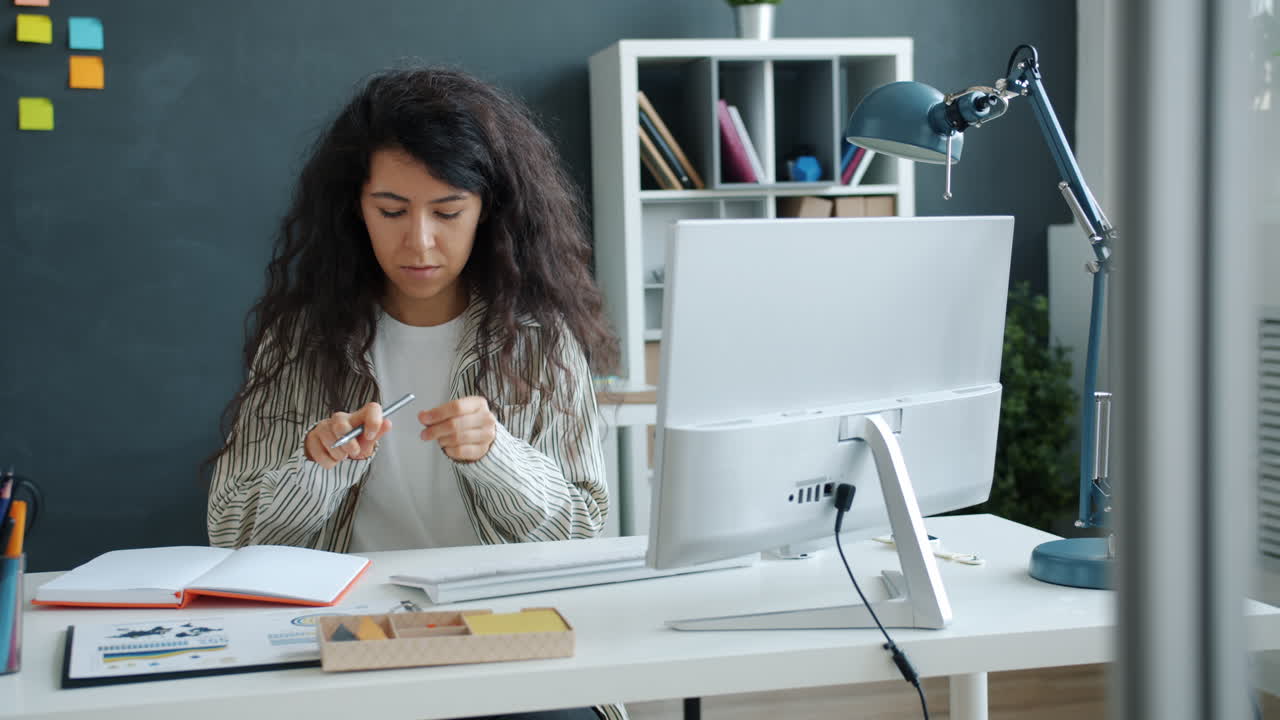 mujer trabajando en el escritorio