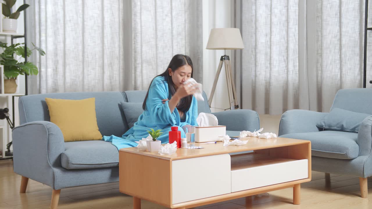 집에서 기분이 좋지 않은 여자