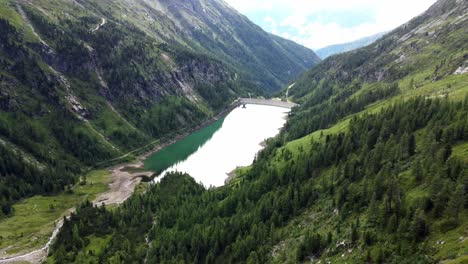 Gran-Lago-Artificial-Rodeado-De-Enormes-Montañas-En-Los-Alpes-De-Kaernten,-Austria