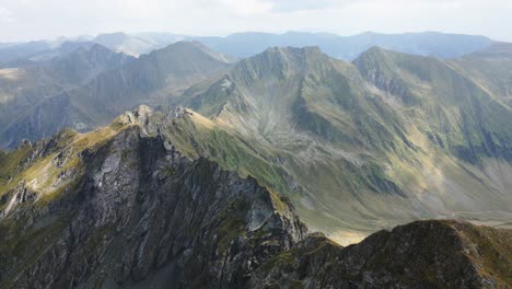 tomada de un dron de hermosas montañas grandes y soleadas en los cárpatos, rumania, europa, dron, verano