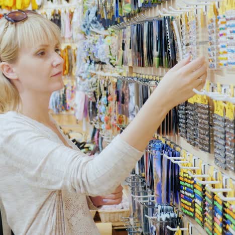 a young woman tourist looks at souvenirs in the kiosk 1