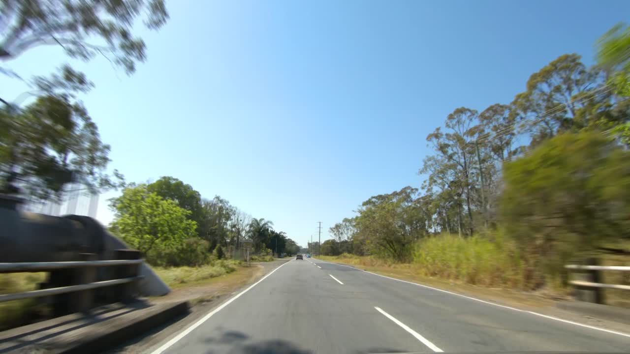 조용한 호주 시골 길의 전면 운전 관점 - 실내 자동차 장면 그린 스크린 교체에 이상적
