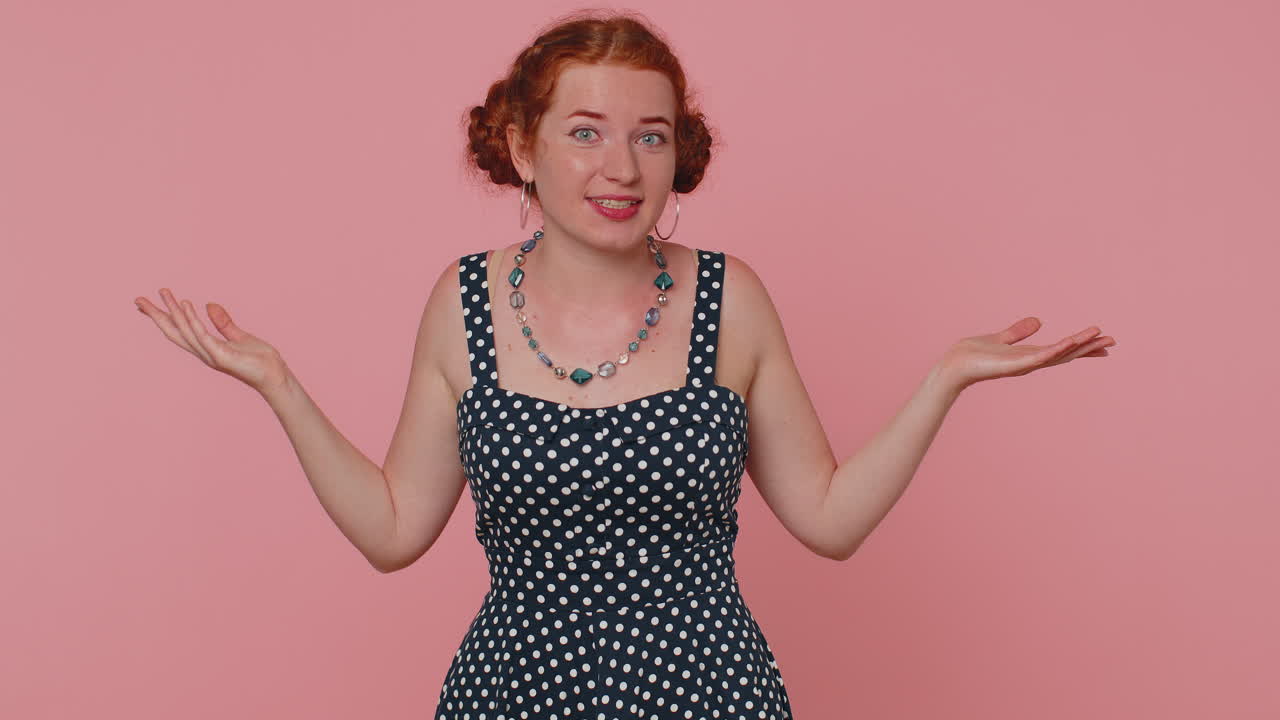 chica levantando las manos con expresión indignada preguntando por qué qué razón del fracaso demostrando incredulidad