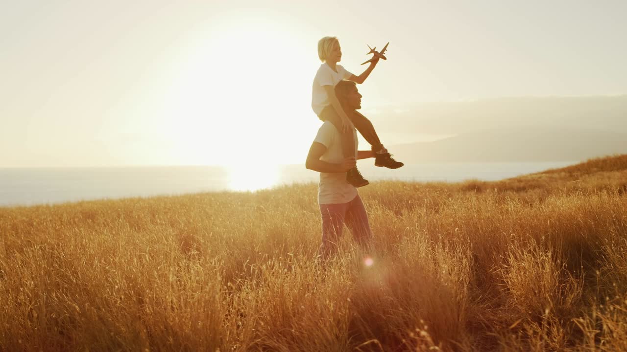padre e hijo girando lentamente en campos de oro