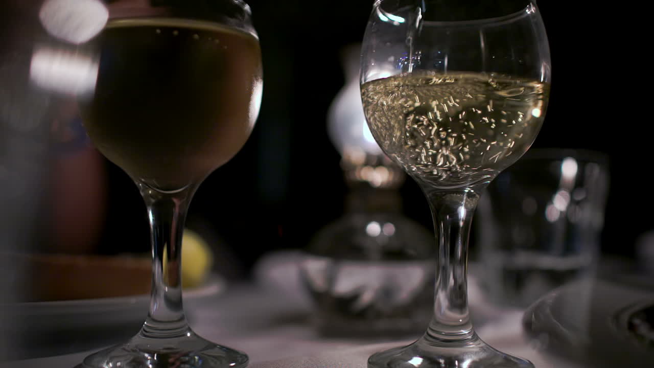 Versare vino in un bicchiere vuoto al ristorante