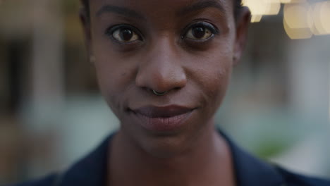 retrato en primer plano de una hermosa mujer afroamericana que mira hacia arriba una mujer negra independiente y segura de sí misma con un anillo en la nariz belleza femenina en cámara lenta