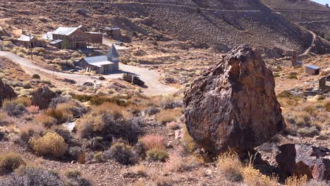 2019---Establecimiento-De-La-Ciudad-Fantasma-De-Cerro-Gordo-En-Las-Montañas-Sobre-El-Valle-De-Owens-Y-Line-Pine-California-2