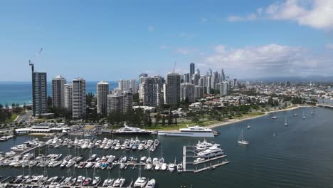 Superyacht-Marina-An-Der-Goldküste-Mit-Der-Ikonischen-Hochhaus-Skyline-Der-Stadt-Surfers-Paradise