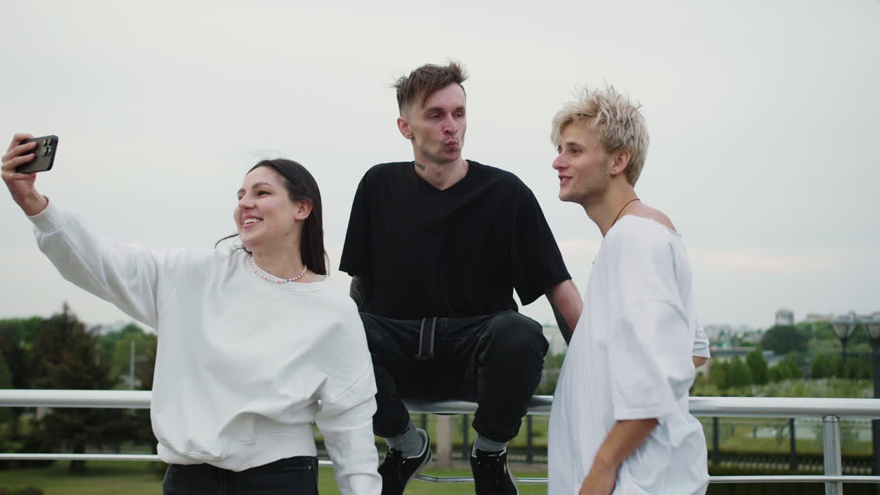 amigos posando para una foto.