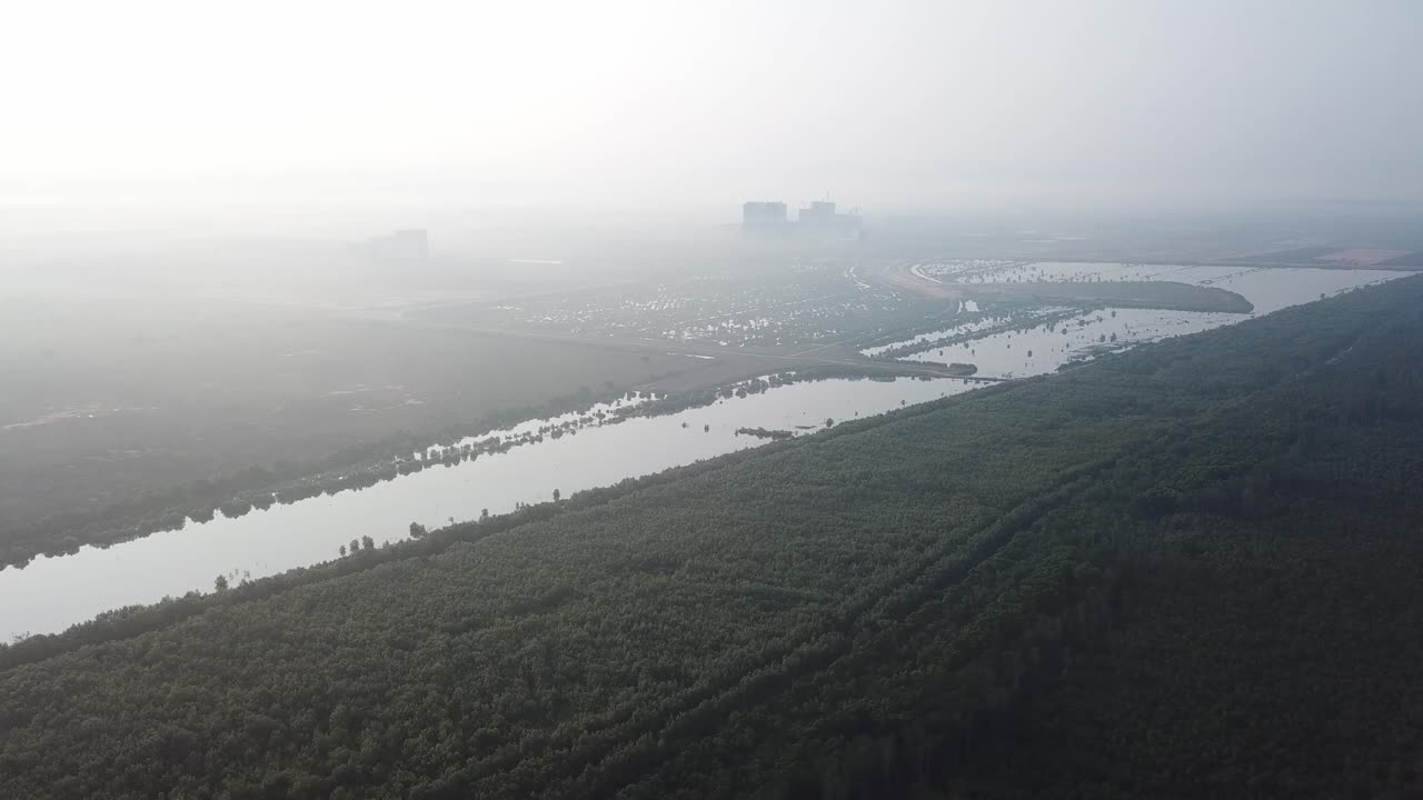 말레이시아 페 ⁇ 의 바투 카반의 망그로브 나무와 개발에서 안개가 나는 아침.