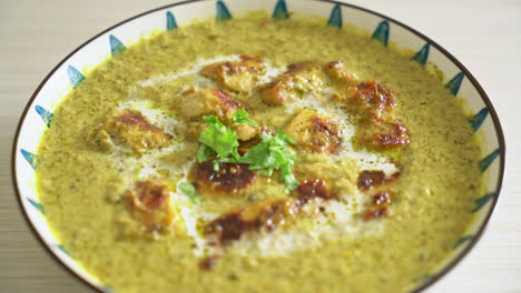 Afghanisches-Hähnchen-In-Grünem-Curry-Oder-Hariyali-Tikka-Hähnchen-Hara-Masala---Indischer-Essensstil