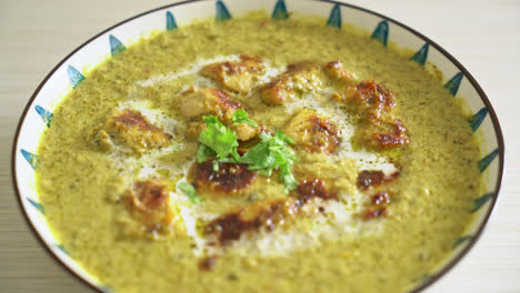 pollo afgano en curry verde o pollo hariyali tikka hara masala - estilo de comida india