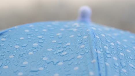 gotas de lluvia en un paraguas de puntos azules
