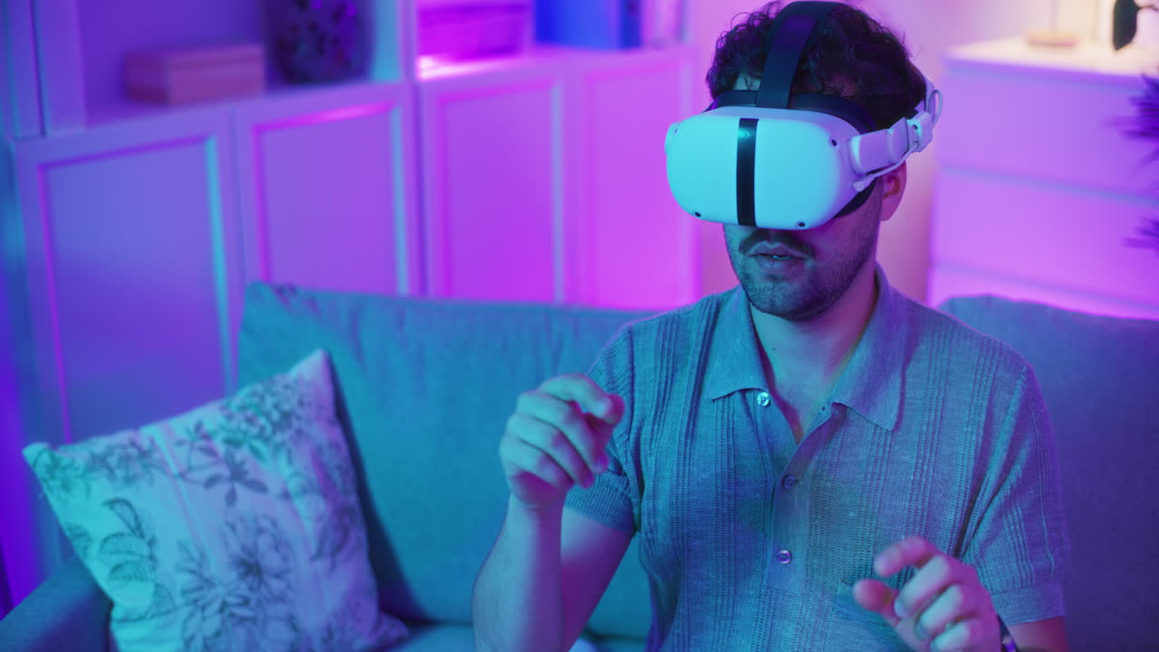 Uomo usa l'IA nei visori per la realtà virtuale