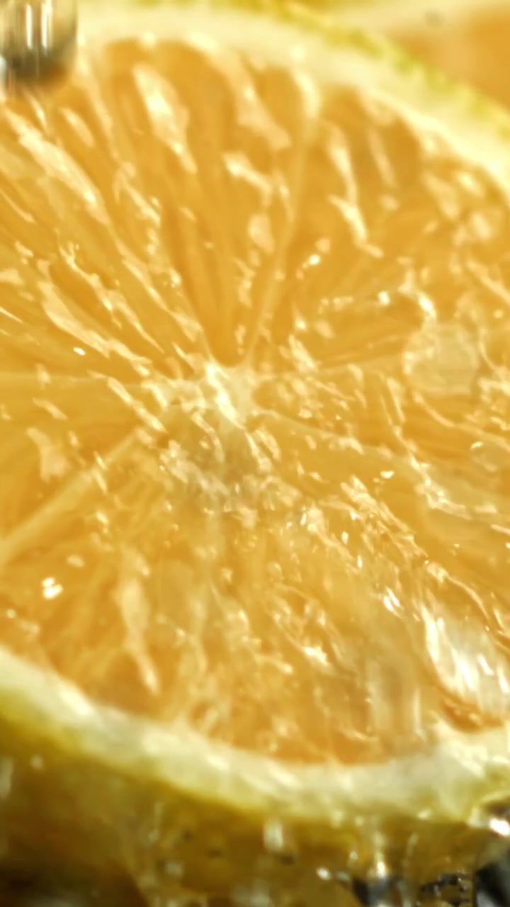 Acqua rinfrescante che schizza su una fetta di limone giallo vivace