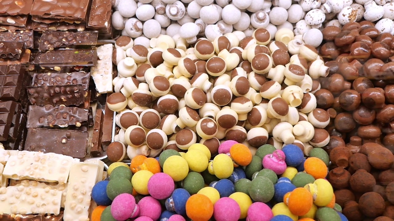 Surtido de deliciosos chocolates y coloridos caramelos en exhibición