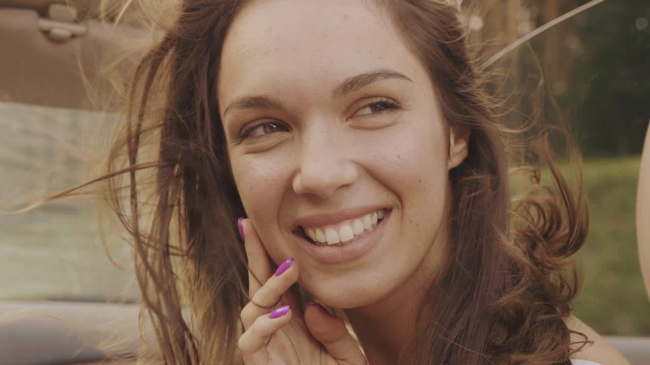 mujer feliz disfrutando de un viaje