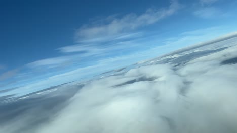 impresionantes vistas desde la cabina de un jet en un giro a la derecha volando sobre las nubes