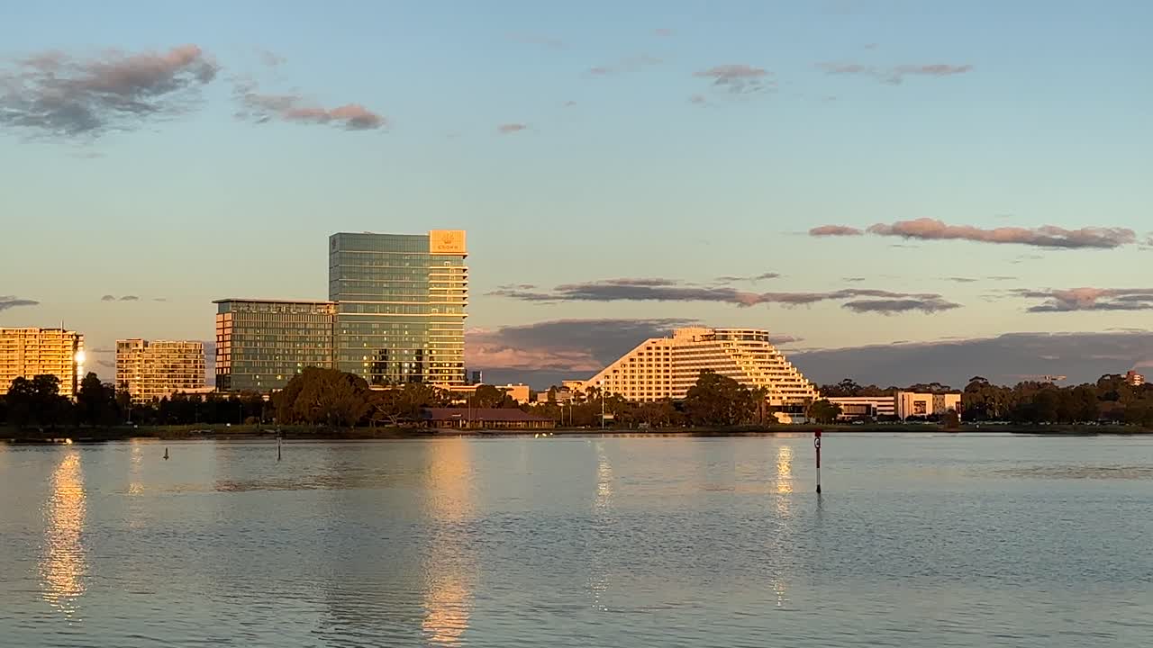 크라운 카지노 버스우드 퍼스는 황금빛  ⁇ 빛에 빛나고 태양이 서아스트레일리아의 스완 강을 가로지르면서