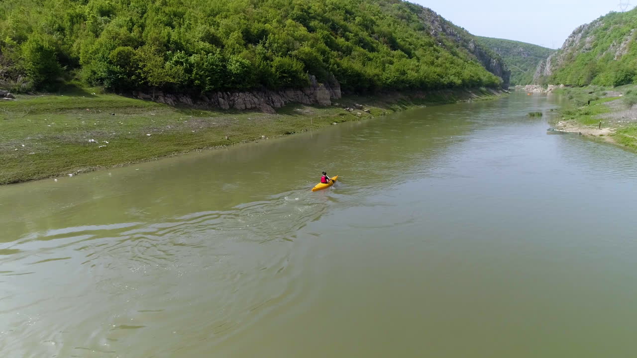 Kayak, ripresa aerea in tracking mentre si pagaia attraverso il canyon del fiume Drin in Kosovo