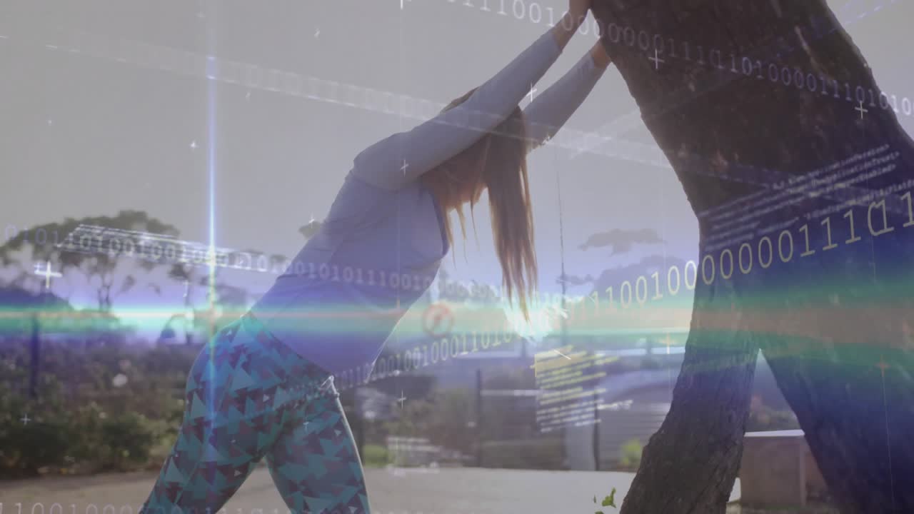 Donna che si appoggia a un tronco d'albero per uno stretching assistito, con una sovrapposizione tecnologica per il fitness che appare gradualmente.
