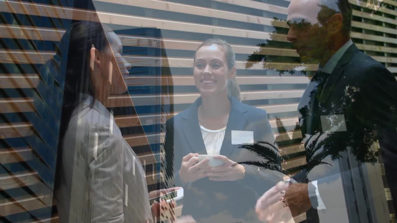 animación de un edificio de oficinas sobre personas de negocios hablando en una oficina moderna