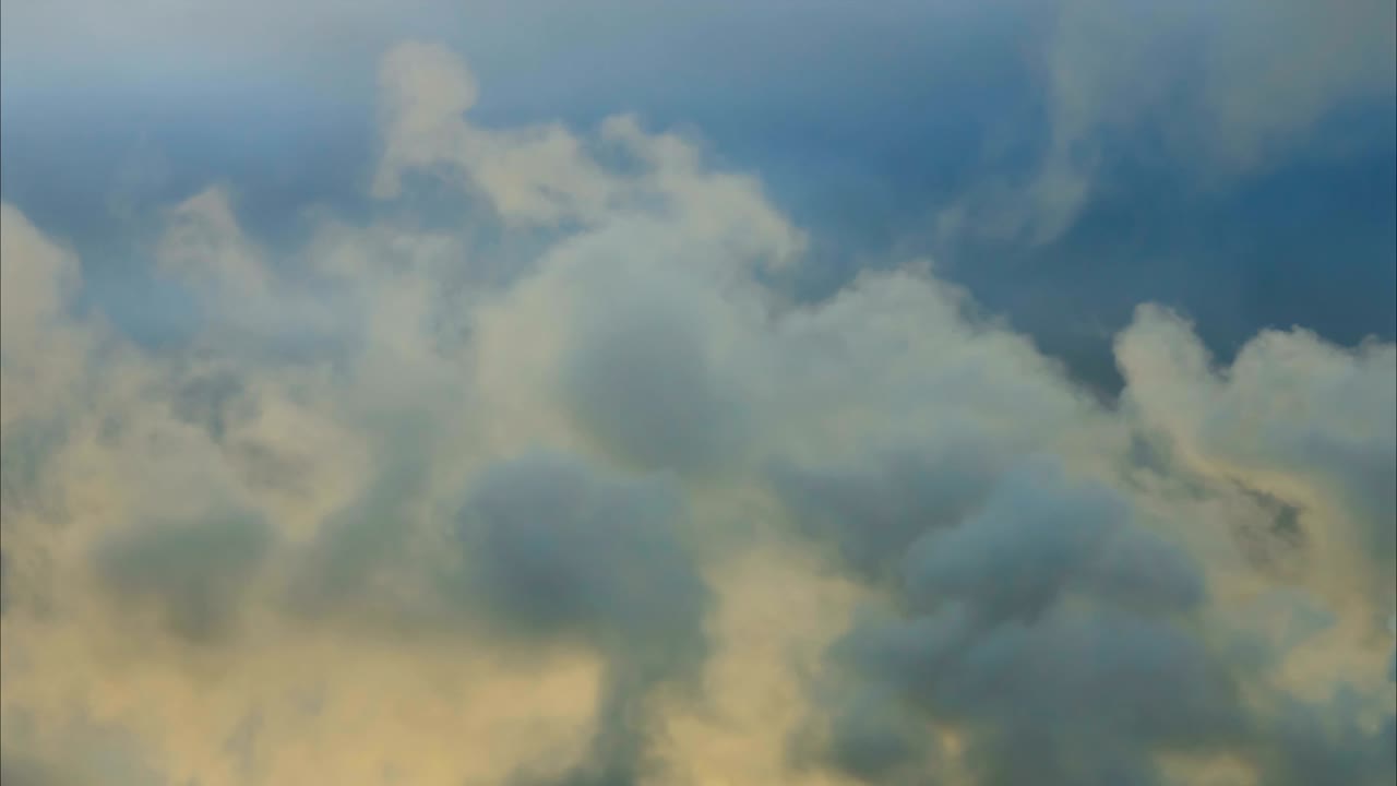 oscuro y dramático área de nubes de tormenta de fondo. lapso de tiempo. tormenta épica nubes tropicales al atardecer. lapse de tiempo 4k uhd.