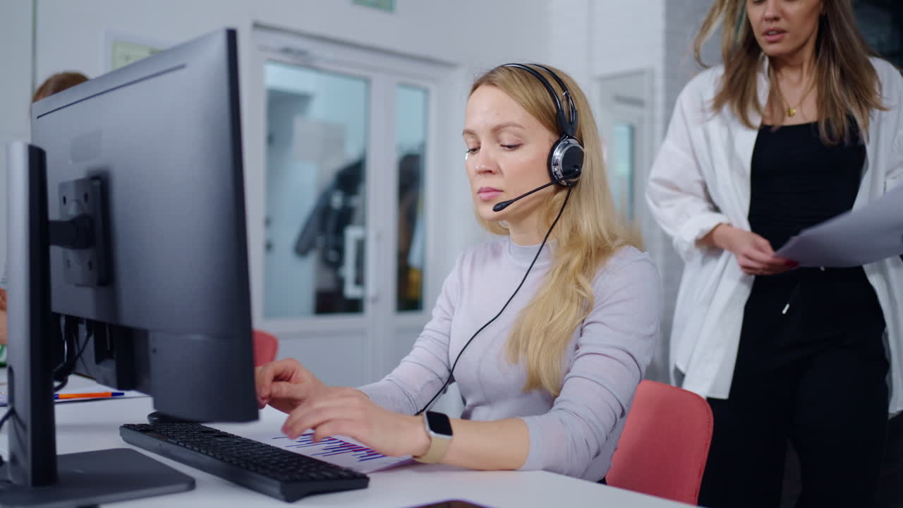 mujeres de negocios en la oficina