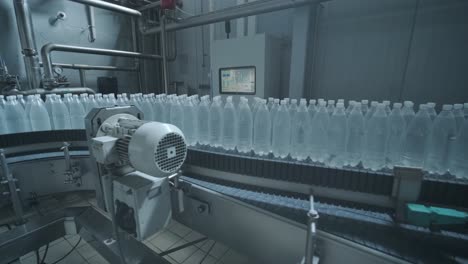 cinta transportadora con botellas de agua potable en una planta de bebidas moderna