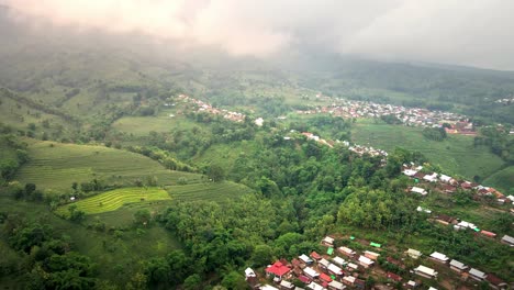 印度尼西亞中部蘇姆巴瓦山脈深處的文化偏遠村莊rumah adat kampung uma leme的無人機拍攝