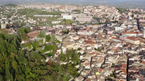 Toma-Aérea-Panorámica-De-La-Ciudad-De-Campobasso-Con-La-Colina-Y-El-Casco-Antiguo-En-Primer-Plano