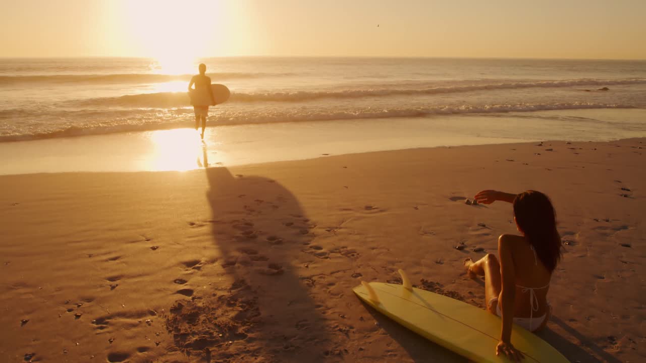 молодая пара у моря.