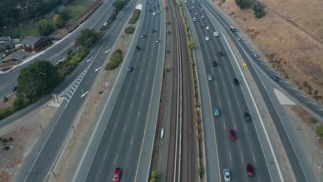 Traffic-on-a-busy-highway-in-the-smoke-filled-hills